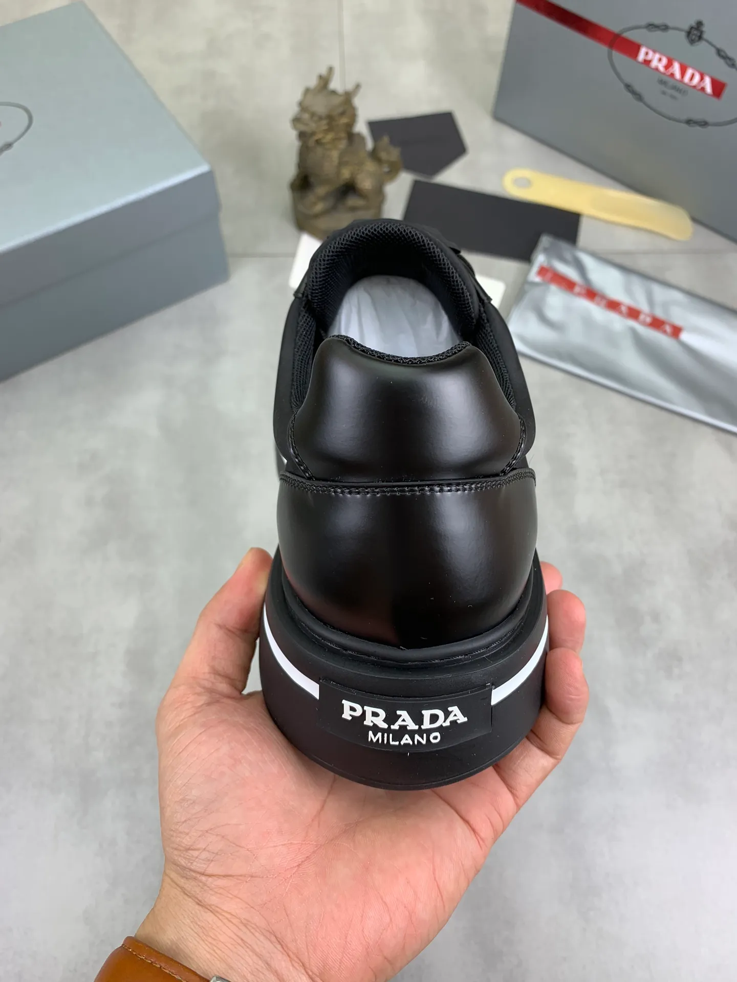 Men's shoes 💰P580 new (higher version) new models are available at PRADA counters simultaneously, new men's shoes, 😘 fabrics are selected from original calfskin. First layer of imported silk cowhide lining. The original version is awesome! 👍🏿Original open-molded non-slip PU outsole, with exquisite lines, simple and elegant, super comfortable and classy on foot, suitable for leisure travel. Code number: 38 to 44 (45 customized) 4️⃣ colors available